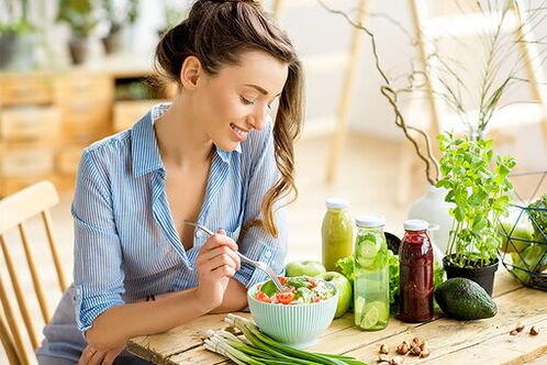 A menina come uma salada